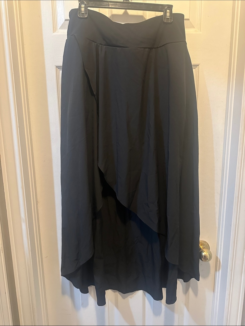 HALARA Black High-Low Asymmetric Skirt